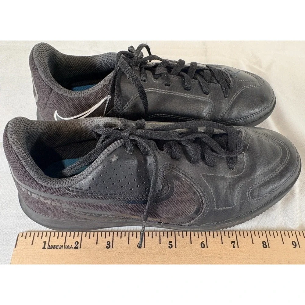Youth NIKE TIEMPO Black Low Top Lace Up Indoor Soccer shoes.  US Size 3Y